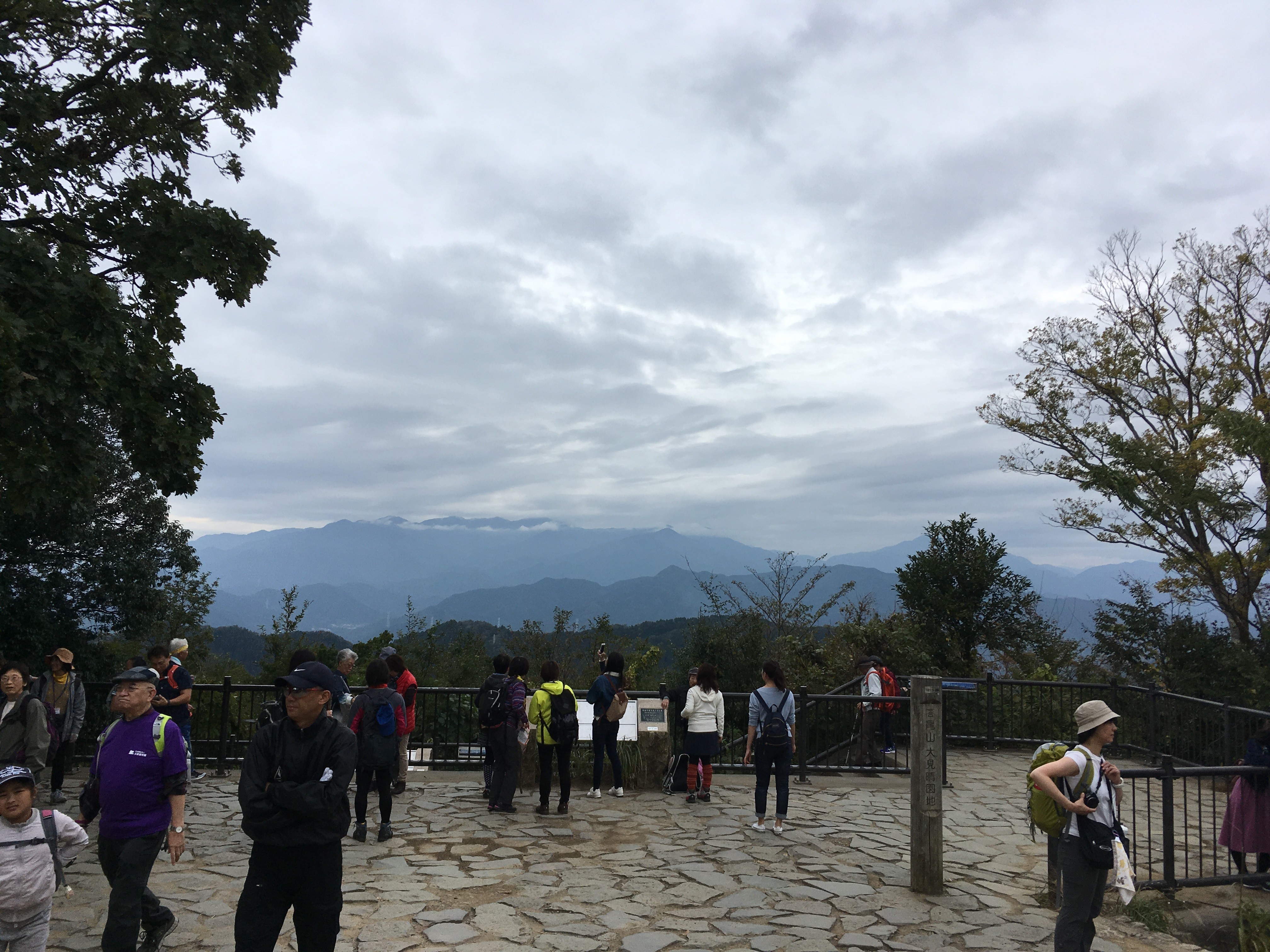 高尾山 山頂から富士山方面の景観
